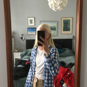 Somrig blårutig blus - Säljer denna somriga blus då den inte riktigt är min stil! Den är dock jättefin att ha öppen över ett linne :) Kan mötas i Stockholm, annars tillkommer frakt. Kontakta vid intresse!💞