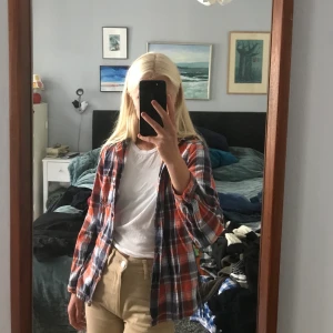 Rutig skjorta/blus - Säljer denna rutiga skjorta från BikBok då del inte riktigt är min stil längre :) Kontakta vid intresse!💞