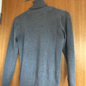Tommy hilfiger tröja  - Jätte skön tröja från Tommy Hilfiger. Sitter lite tajtare, storlek s 