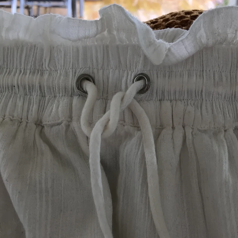 Somrig kjol från Bikbok i storlek m💞Frakten ingår i priset och önkas fler bilder är det bara att fråga🌸. Kjolar.