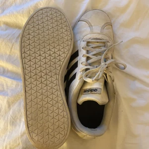 Addidas skor!  - Säljer dessa snygga addidas skor! Dom kommer ej till användning längre men är i mycket bra skick! Storlek 37! 