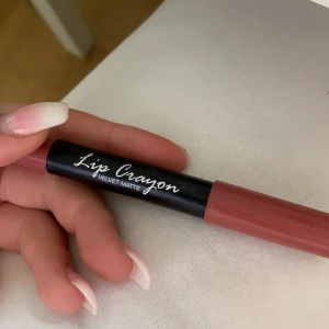 Läppstift - Superfint coralfärgat läppstift. Frakten ingår