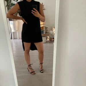 Ribbad svart klänning  - Cos klänning i ribbad material stickad aldrig använd. 