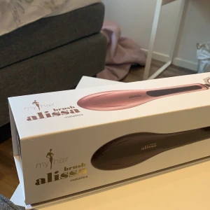 Straightener brush  - Helt ny Straightener brush använd 2-3 gånger väldigt bra för lockigt hår samt vågigt. Bli varmt snabbt och temperaturen går att både höjas och sänkas.