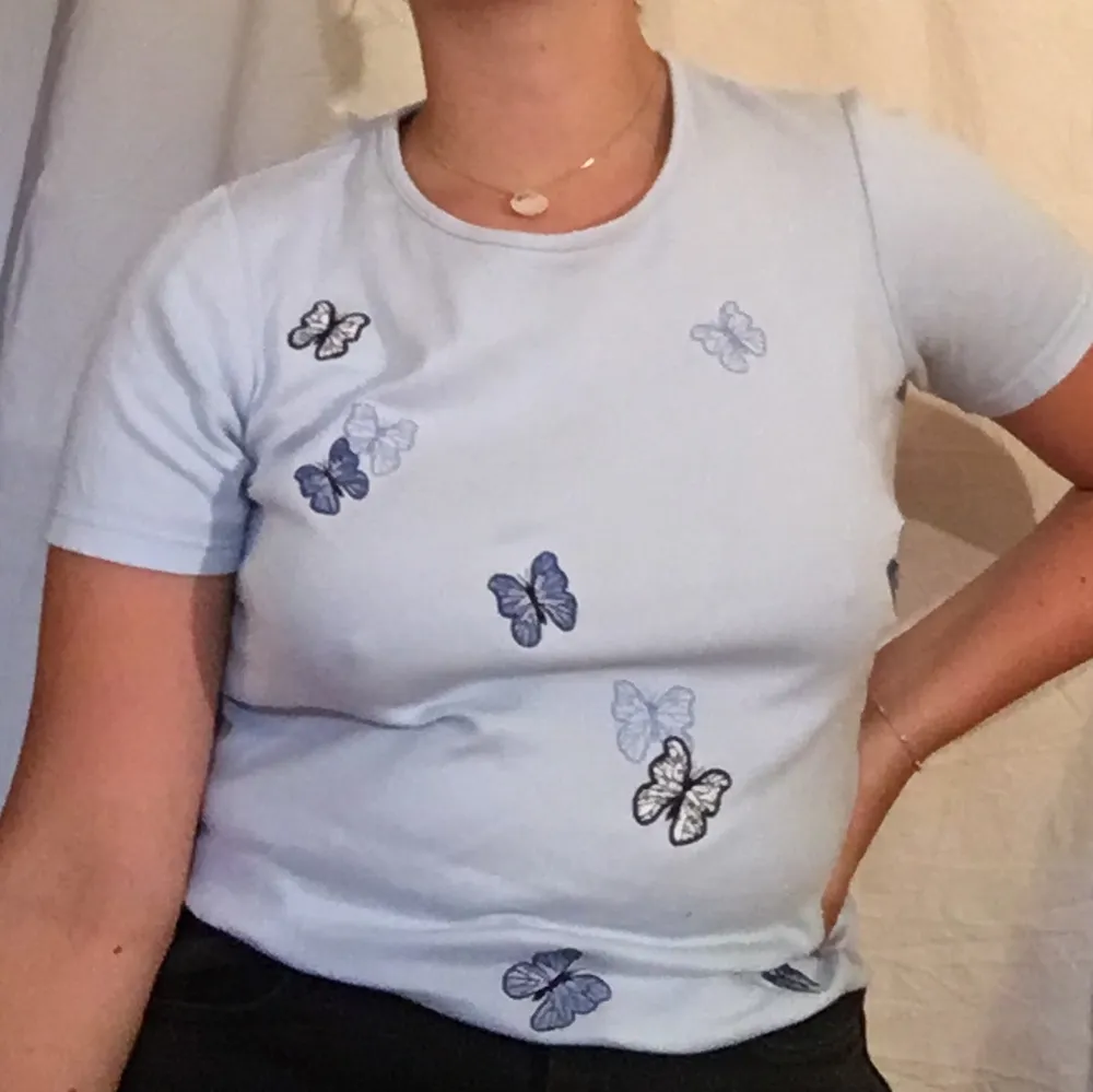 Lite 00-tals inspirerad T-shirt i 100% bomull. Den har små fjärilar på framsidan och är superskön🦋💫🐚. T-shirts.