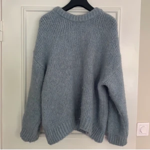 Stickad blå tröja  - En jättefin och mysig stickad blå tröja från Mango. Säljes för att jag får för lite användning av den. Nypris 500kr. Köparen står för frakten (63kr)💞