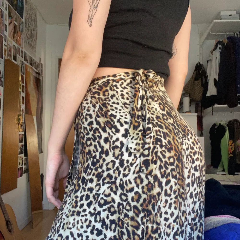 leopard print wrap skirt. it’s a great summer skirt and a perfect beach skirt. size is pretty adjustable cause it’s a wrap skirt. shipping is 59kr. . Kjolar.