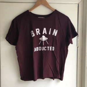 Vinröd tröja med ALIEN motiv - Vinröd unik cool t-shirt med alien-motiv, storlek M. 80kr  