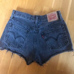 LEVIS SHORTS - Snygga Levis shorts perfekt för sommarn och varma dagar(:För små för mig.!