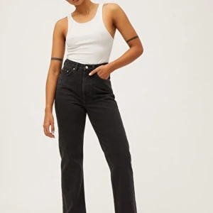 Weekday rowe jeans - Säljer mina jeans i modellen rowe från weekday. Skulle säg att dem är som en 36. Möts upp i Stockholm/östermalm