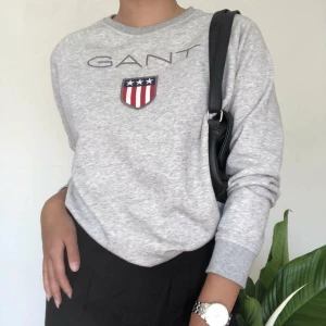 Grå gant tröja - Super fin gant sweatshirt😊. Mysig att ha på svala sommar kvällar. Endast använd en ändå gån så väldigt bra skick. Jag är 160 lång. 