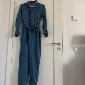 Jeansdress  - En svincool jeans dress ifrån märket ”Springfield”, den är i strl. S och är inköpt för 700kr, nu sälja den för 200kr!!