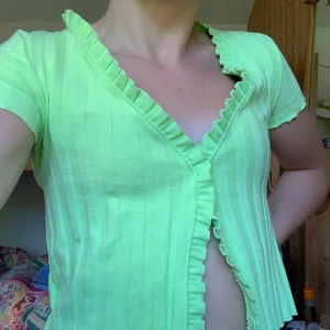 Croissant räfflad top - Säljer min oanvända, neongröna och trendiga top från bershka! Aldrig använd pga att jag känner mig obekväm i den. Det är bara att börja buda i kommentarerna! Budgivningen slutar på onsdag nästa vecka! 22/7