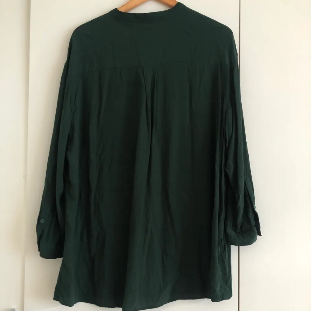 Oversized mörkgrön skjorta från Weekday i strl XS. Säljs pga används inte längre. Köpare betalar frakten. . Skjortor.