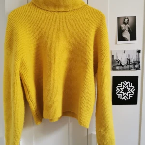 Weekday stickad polotröja  - Tröjan är i gott skick, endast använd några få gånger. Storleken är XS men den passar absolut på den som annars bär M. Ber om ursäkt för de något kassa bilderna.💛 Kan mötas i Sthlm C 