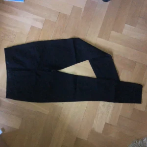 Svarta chinos från COS - Svarta chinos från Cos. Oanvända. Säljes pga för små. 