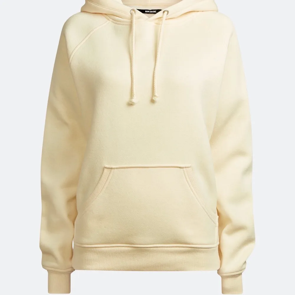 Säljer dessa fina hoodies från bik bok i en jätte fin ljus gul och en i ljus lila. Nypris är 299 kr. Styckpris 200 eller båda för 350 kr.. Hoodies.