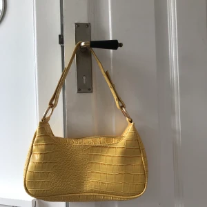 Gul shoulderbag🥂 - Coolaste väskan köpt från Nelly men som tyvärr inte kommer till användning. Frakt ej inkl.🥰