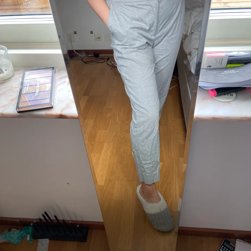 Ljusgråa kostymbyxor från Only. Supersköna och snygga. Knappt använda och säljer då de inte passar mig längre! Köpare betalar frakt!. Jeans & Byxor.