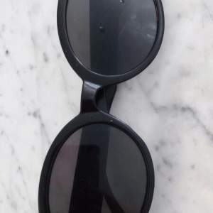 Svarta ovala solglasögon, fint skick, knappt använda. 30kr frakt & pris går att diskutera 