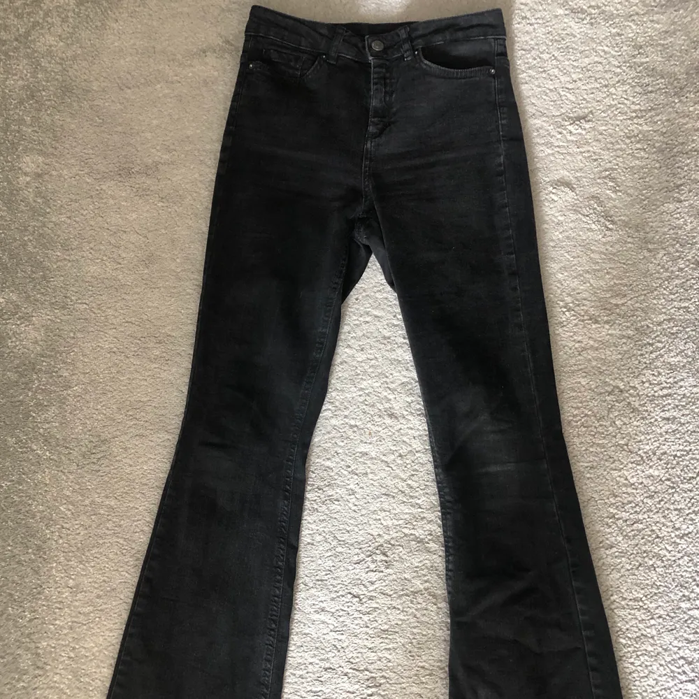 Säljer ett par svarta bootcut jeans från Vero Moda. Sitter bra och är lite högmidjade. Jag är 163 cm lång. Byxorna är svarta/urtvättade, vilket är så snyggt på jeans. Använt fåtal gånger. Nypris 350 kr. . Jeans & Byxor.