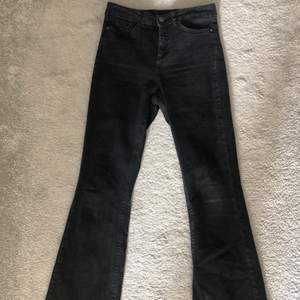 Säljer ett par svarta bootcut jeans från Vero Moda. Sitter bra och är lite högmidjade. Jag är 163 cm lång. Byxorna är svarta/urtvättade, vilket är så snyggt på jeans. Använt fåtal gånger. Nypris 350 kr. 