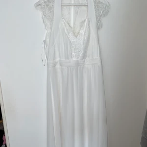 Klänning  - Storlek 40 Lite smink på kanten vid bröstet går troligtvis bort med handtvätt inte testat försöks såklart tvättas innan postningen/uppmötning  Därav priset  Jätte fin klänning passar till fest/brud/tärna  Lite alla tillfällen🥰 