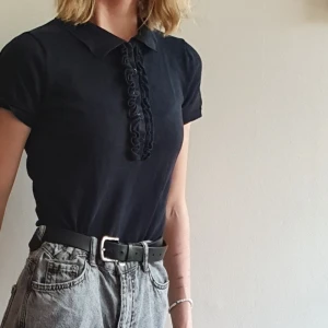 Piké, Gant - Söt piké från Gant i storlek S. Sparsamt använd! Kan mötas upp i Uppsala/Stockholm, alternativt skicka mot fraktkostnad.💛