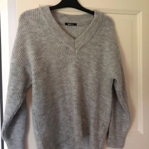 Stickad tröja  - Stickad tröja från gina, prislappen är endast avtagen 