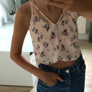 Blus - Säljer denna blus från Bik bok! Jättefin att vika upp vilket jag gjort. Den är längre men man kan klippa den om det önskas. Frakt tillkommer📦