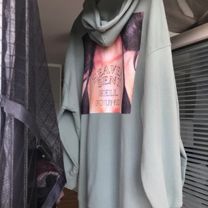 MISSGUIDED Oversized Sweater (42) - Plagget är oversized och kan användas som klänning eller med snygga jeans under eller vad som helst. Jättemysig och snygg i storlek 42. Materialet är lagomtjockt. Använts 4 gånger. Perfekt skick!💚 mintgrön!! Snyggt tryck på baksidan.