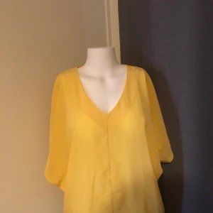 Gul topp - Gul topp från Sara Kelly i storlek S. Sparsamt använd.