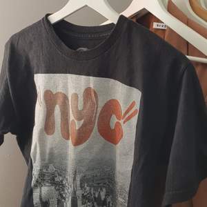 FETT cool t-shirt med nyc tryck, köpt i new york och i bra skick! FRAKT INGÅR I PRISET🥳🥳