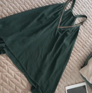 Topp från HM - En grön topp med guldutsmyckning från hm