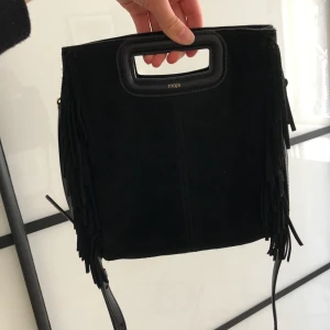 Svart Maje väska  - Säljer min Maje väska i mycket bra skick. Kvitto och dustbag tillkommer, du står för ev. frakt 💕