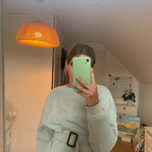 Ljusblå tröja med skärp🐋 - Superfin trjockare tröja med trendigt brun detalj. Från Zara