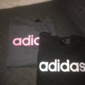 Adidas tröjor - Säljer två långärmade adidas tröjor som är lite tjocka men inte som en hoodie. Köpta på stadium och insåg efter att det inte va min stil så dem är endast använda 1 gång! Så jag vill gärna ha 150kr st, men dem är super sköna och snygga att matcha.