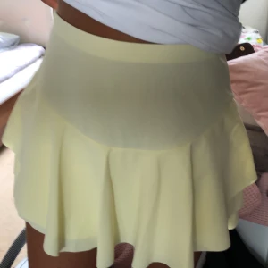 Shorts i volang från nelly - Baby gul färg i volang shorts storlek S från Nelly, aldrig använd prislappen på