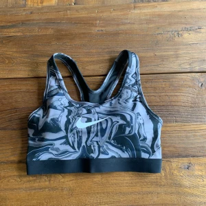 Nike sport bh  - Nike sport bh i coolt mönster och bara använts någon gång och är i bra skick. 
