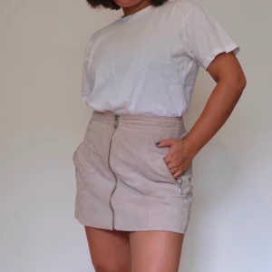 Mockakjol - Kjol i äkta mocka från mango 🥭  frakt inkluderat i priset 🌞