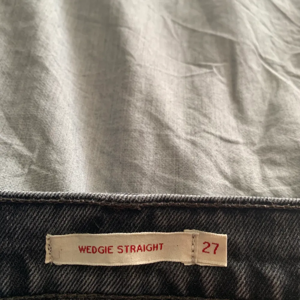 Fina Levis jeans i storleken 27 (osäker på längd), ganska små i storleken. Jag har vanligtvis 25 och de passar mig i midjan! Budgivningen avslutas på lördag! Högsta bud just nu är 320+ frakt!. Jeans & Byxor.