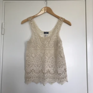  - Säljer ett virkat/broderat linne från La Redoute som är sparsamt använt. Den är i mycket bra skick och med fina virkade detaljer, perfekt till sommaren! Köparen betalar frakten, eller upphämtning i Linköping