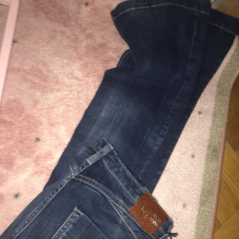 Äkta Armani jeans från NK. 1800:- nypris, aldrig använda. Vill kolla lite om det finns intresse o vad ni kan tänka er betala?🤗💕. Jeans & Byxor.