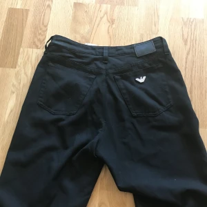  - Bootcut Armani-byxor i skönt material, tillverkade i Italien. Rumpan ser väääldigt snygg ut i dem, men kan tyvärr inte få på dom längre pga för små för mig. 