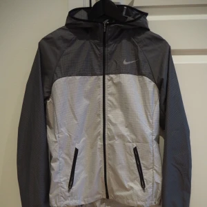  - VAD: Jacka löparjacka från Nike. Dri-fit & 100% polyester. STORLEK: S SKICK: NY!