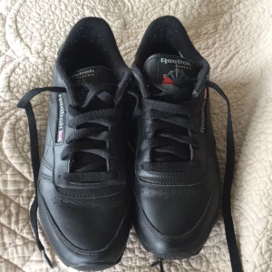  - Svarta Reebok classics i stl 37! Väl använda men fortfarande i väldigt bra skick! (Frakt tillkommer)