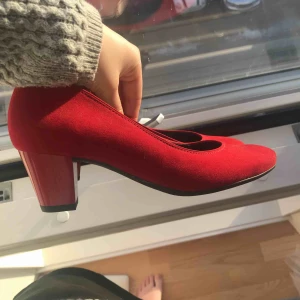  - Klackar av bra kvalitet inköpta förra året från wallins skor, har blivit använda en gång inomhus i höstas. Inga jobbiga sömmar i hälen utan de sitter superskönt på foten! Prislappen finns fortfarande kvar på insidan av skon, 700 kr var nypriset! 