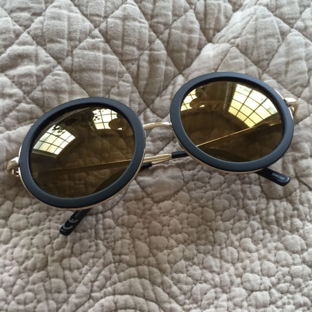 Runda solglasögon med matt båge och guldiga speglade glas från Monki. Perfekt nu till sommaren! (+frakt tillkommer). Accessoarer.