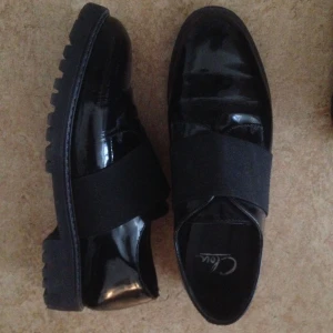  - Skor i läder o lack. Nästan oanvända.