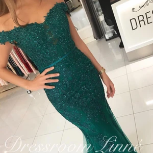 Klänning - Säljer min fina balklänning då jag har hittat en ny. Helt oanvänd i stl 40 (passar mig som även brukar ha 38/M). Helt slutsåld i den populära butiken Dressroomlinné där jag köpte den. Man får även med en sjal i samma färg. 